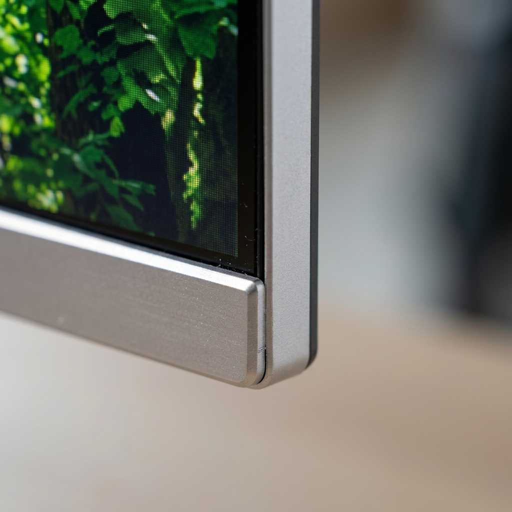 Starex 23.8 inch Bezel Detail
